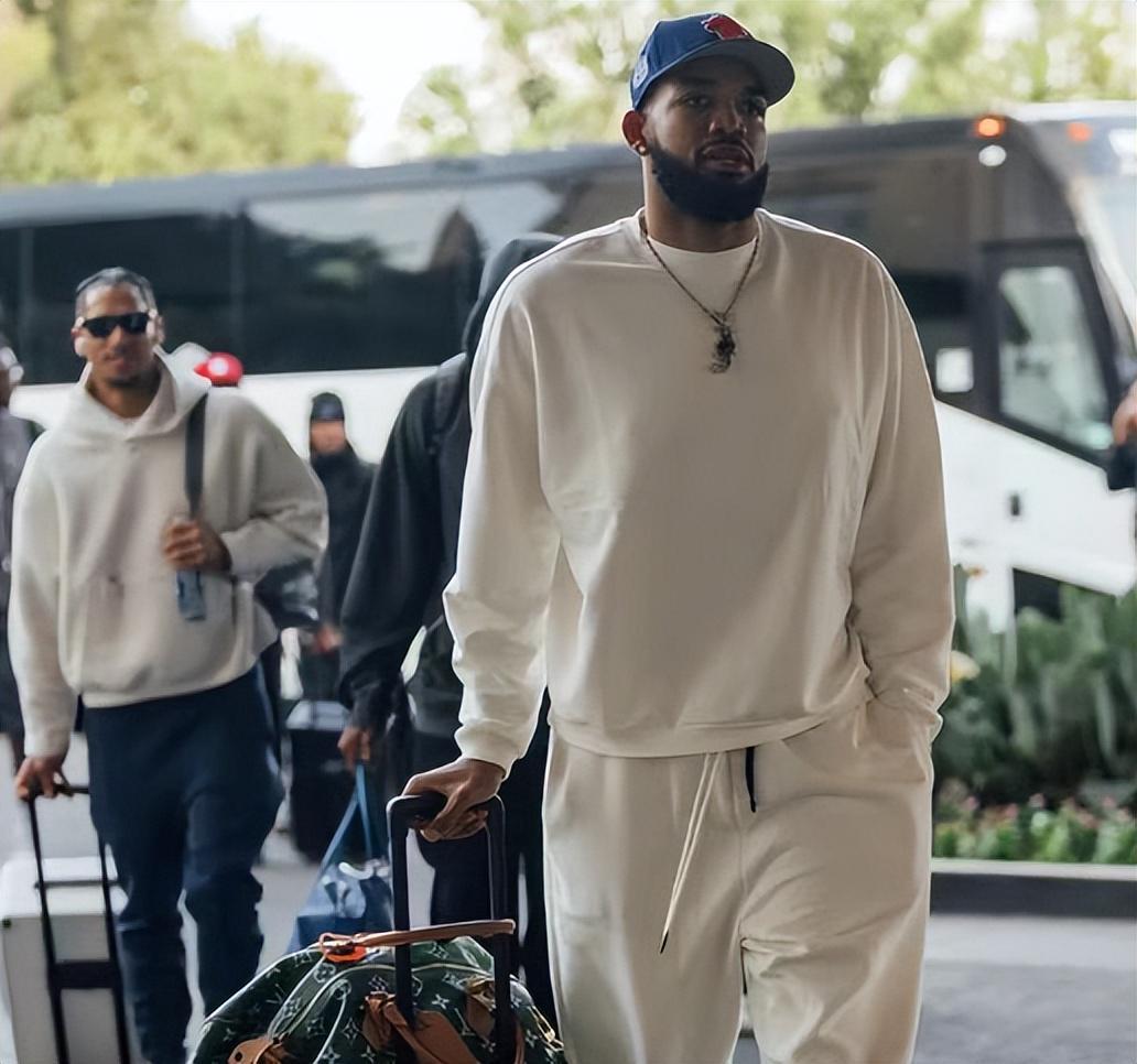 IM电竞官方综合游戏-NBA总决赛时间出炉!尼克斯抵达圣安东尼奥,马刺主场搭建完成